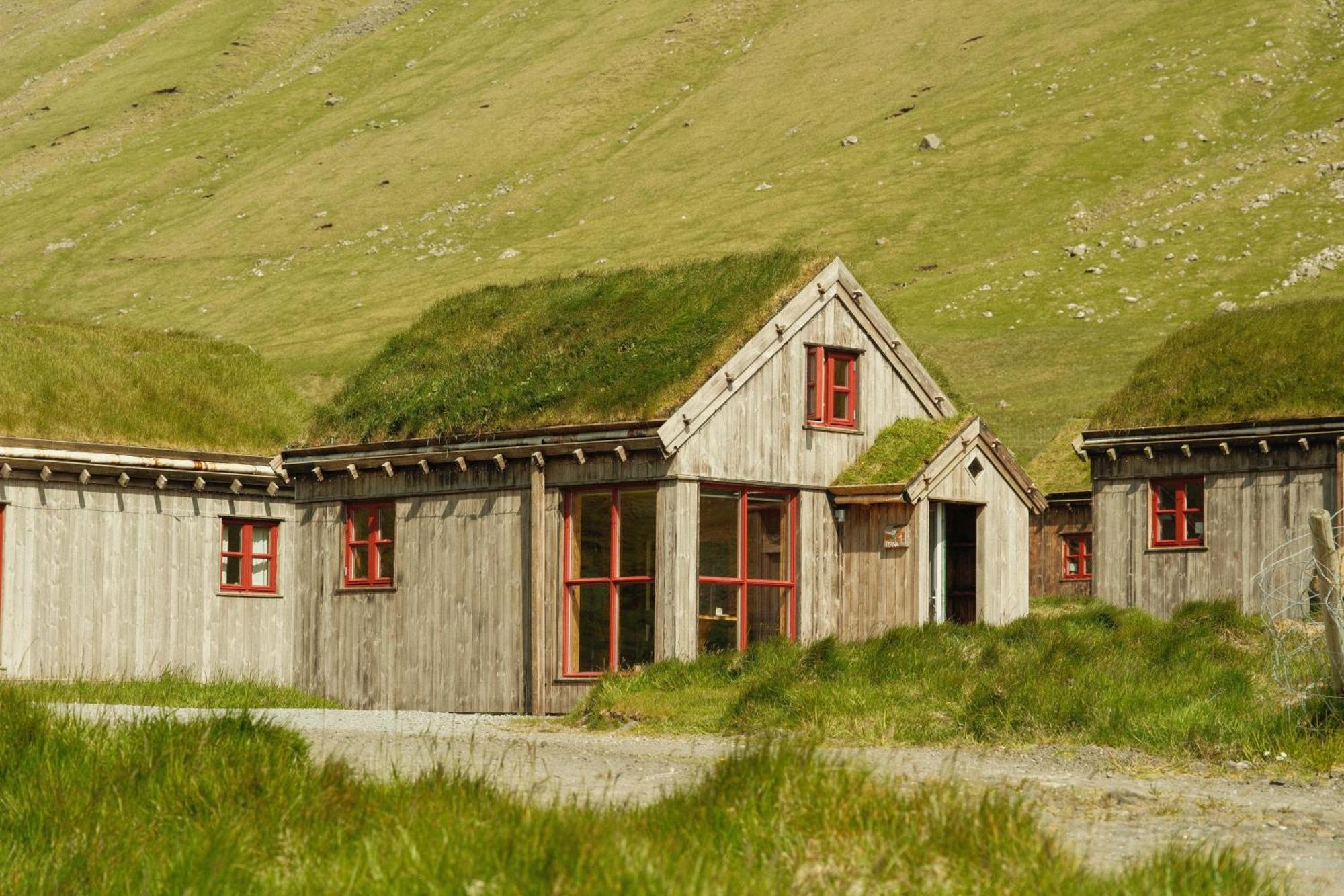 Mulafossur Cottages By Famous Waterfall In Gasadalur Exterior photo